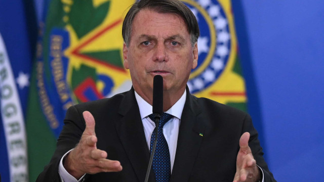 Bolsonaro: Aqueles que quiseram fazer política com o vírus, a máscara está caindo