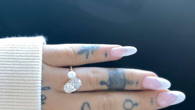Ariana Grande anuncia noivado com aliança de R$ 1,7 milhão e lança show na Netflix
