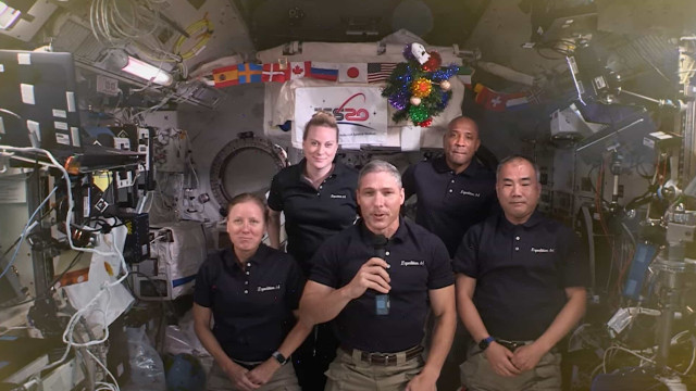 Astronautas da Estação Espacial enviam mensagem de Natal