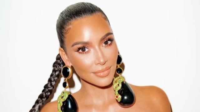 Figurino de Natal de Kim Kardashian é criticado na web: "Parece o Hulk"