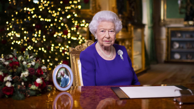 Eis a magnífica árvore de Natal da rainha Elizabeth II. Tem seis metros