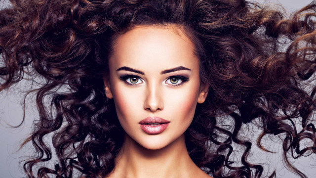 Cabelo seco e estragado? Aplique ovo para uma hidratação profunda