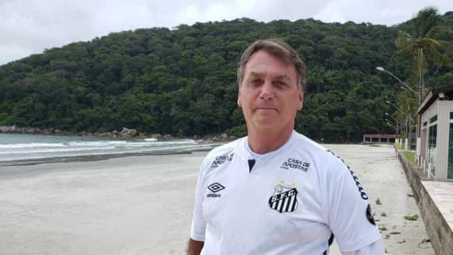 No litoral de SP, Bolsonaro ironiza viagem de Doria a Miami