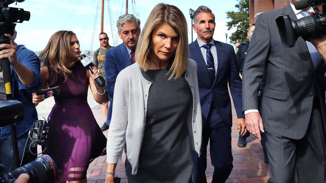 Lori Loughlin é solta após cumprir pena de prisão por escândalo de faculdades
