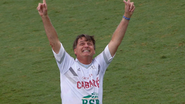 Bolsonaro vai a jogo beneficente e nega erros na atuação contra a pandemi