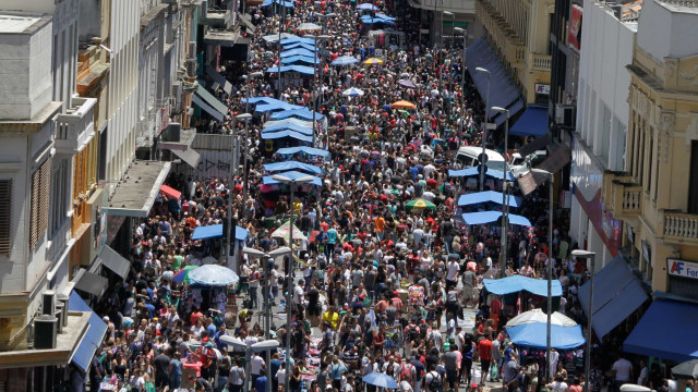 No comércio popular, aglomeração