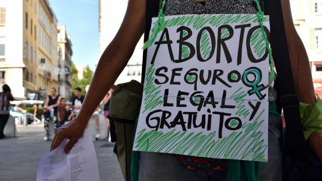 Decisão nos EUA vira gatilho para ampliar garantias ao aborto em países da Europa