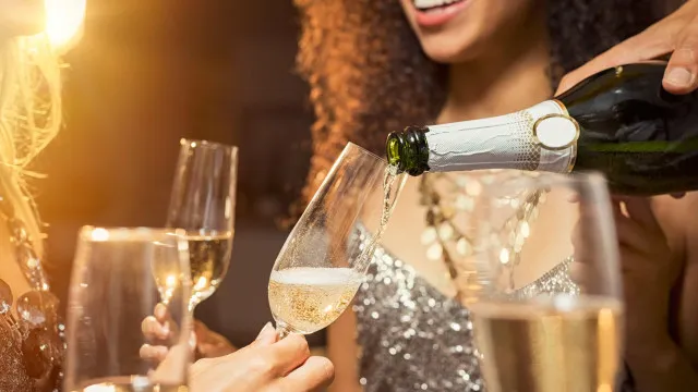 
                    Busca por 'sugar daddy' termina em prejuízo de até R$ 2.000 para mulheres em SC
                