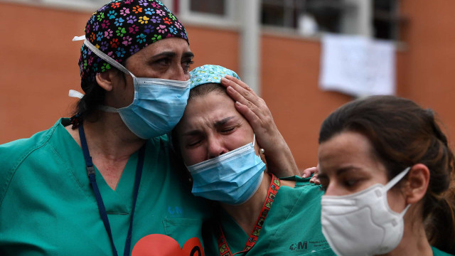 Média móvel de mortes por covid-19 fica em 698 neste domingo