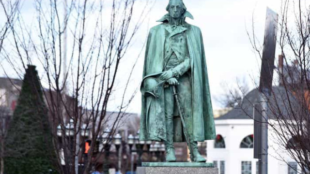 Após 40 anos, homem arrependido devolve espada de estátua nos EUA