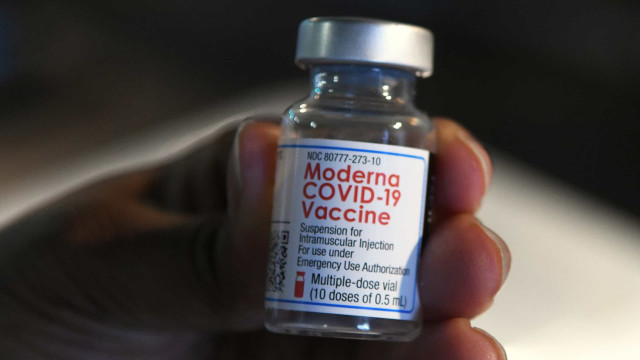 Covid-19: Moderna diz que metade de uma dose é eficaz como reforço