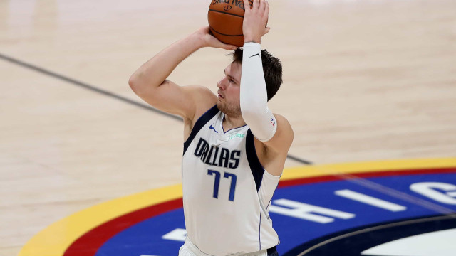 Doncic brilha e Mavericks batem Nuggets na prorrogação; Lakers perdem em casa