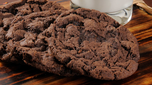 Bolachas de chocolate simples e prontas em vinte minutos