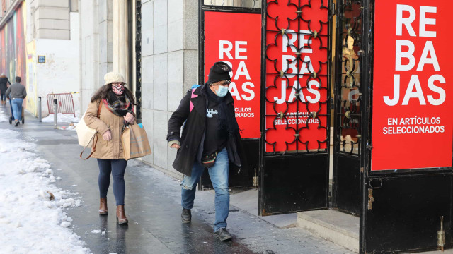 Espanha com 530 mortes no dia em que ultrapassa 1 milhão de vacinados