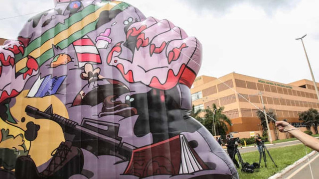 Grupo se reúne em frente à sede da Anvisa em protesto contra Bolsonaro