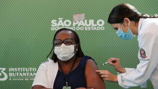 Primeira vacinada, enfermeira Mônica Calazans recebe segunda dose da Coronavac