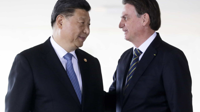 Bolsonaro tenta falar com Xi Jinping para liberar insumos chineses de vacinas