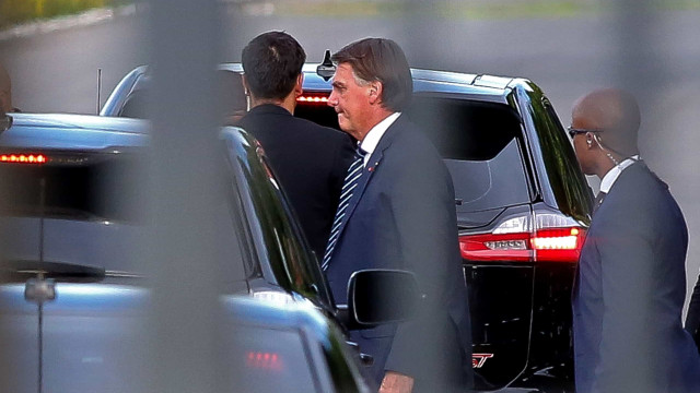 Bolsonaro chega cedo ao Planalto para reunião com ministros