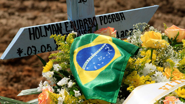 Brasil segue na contramão do mundo e tem maior alta nos óbitos por covid