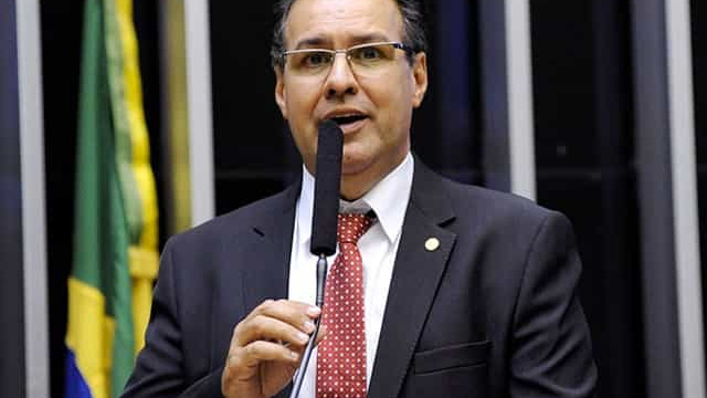 Líder da "bancada da bala" desiste de candidatura para apoiar nome de Bolsonaro