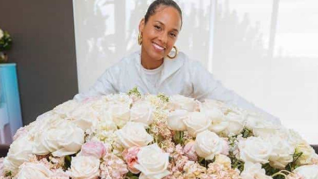 Alicia Keys recebe buquê de flores gigante de Oprah em seu aniversário