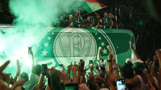 Palmeiras viaja para final da Libertadores sob festa da torcida
