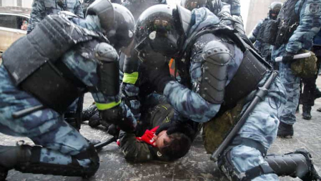 Polícia e manifestantes contra Putin se enfrentam de novo na Rússia