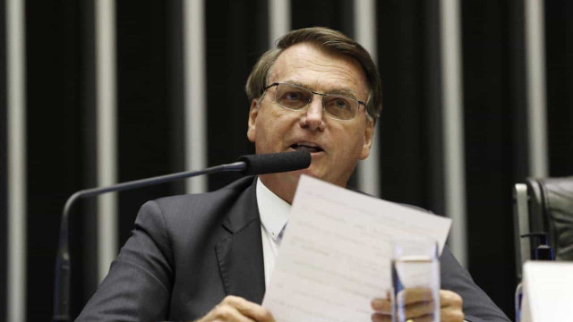Bolsonaro reclama por não receber fotos no Facebook, mas usa configuração que impede