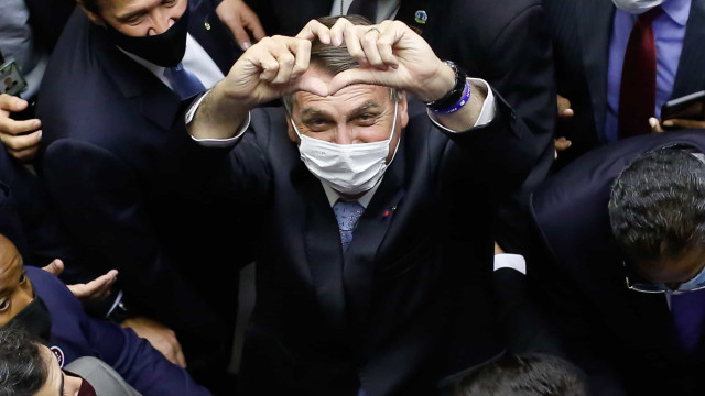 "O que mata não é quem manda dinheiro para estádio, é quem desvia", diz Bolsonaro
