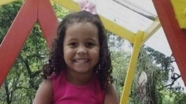 Testemunhas acusam PMs de recolherem projéteis após morte de menina no RJ