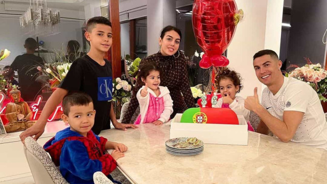 Cristiano Ronaldo mostra festejo de aniversário e destaca carreira