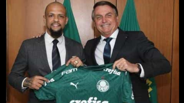Bolsonaro fala com Felipe Melo e Breno Lopes antes de jogo do Palmeiras