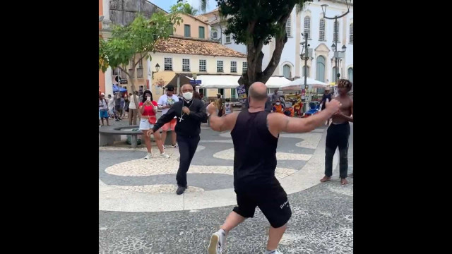 Arcebispo se junta a roda de capoeira e faz sucesso nas redes