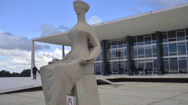 
                    Parecer que mirava ministros do STF é rejeitado; texto gera tensão institucional
                