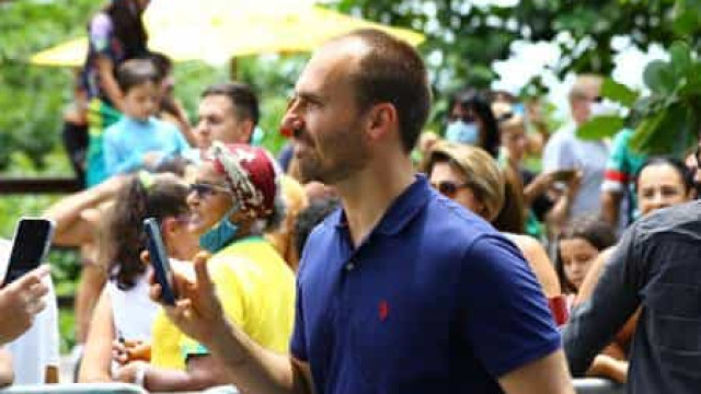 Eduardo Bolsonaro aproveita aglomeração na  praia, provoca Lula e cobra apoio