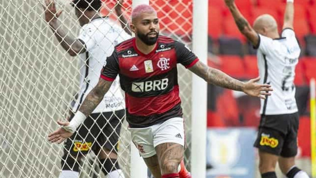 Com gol polêmico, Flamengo vence Corinthians e segue na briga pelo título