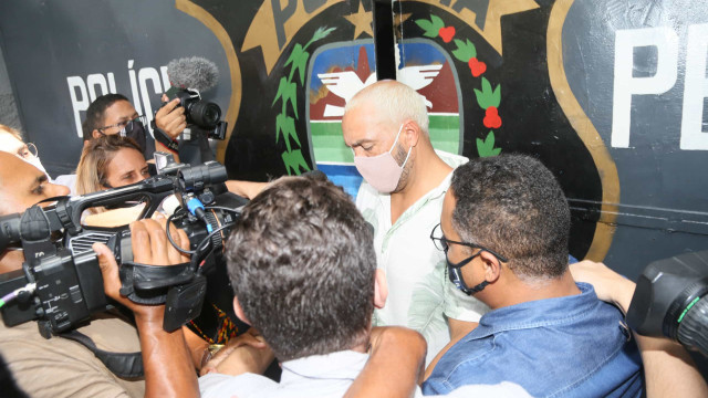 Belo é solto após passar noite na cadeia por show na pandemia