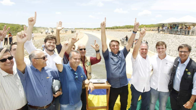 Bolsonaro e Marinho participam de teste de comportas no Rio São Francisco em PE
