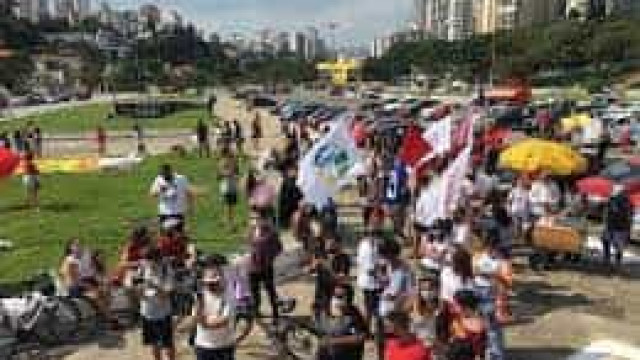 Manifestantes fazem carreatas contra Bolsonaro, e Boulos diz ser ensaio para atos maiores