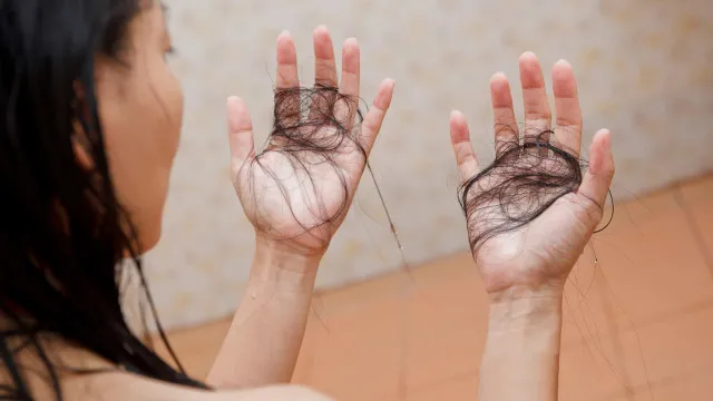 
                    Mudanças de estação afetam a saúde capilar? Dermatologista explica
                