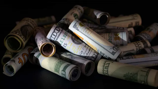 Dólar oscila em meio a ‘casadão’ do BC e cautela externa