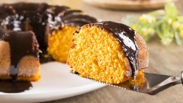 Bolo de cenoura com calda de chocolate low carb e sem lactose