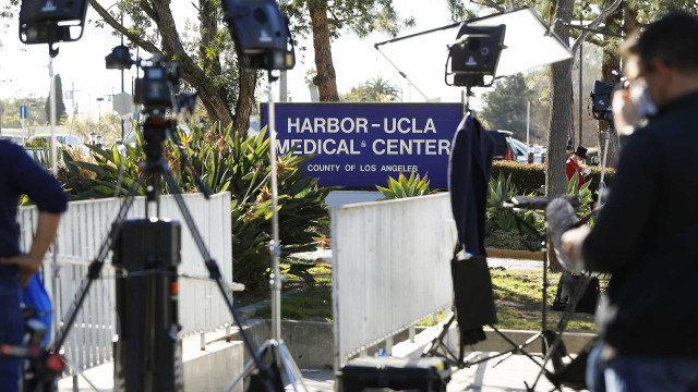 Dois dias após cirurgia, Tiger Woods é transferido de hospital em Los Angeles
