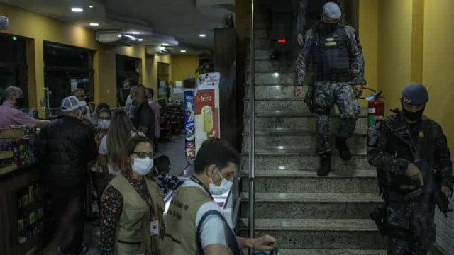 Vigilância sanitária de SP autua estabelecimentos em blitz na 1ª noite do toque de restrição