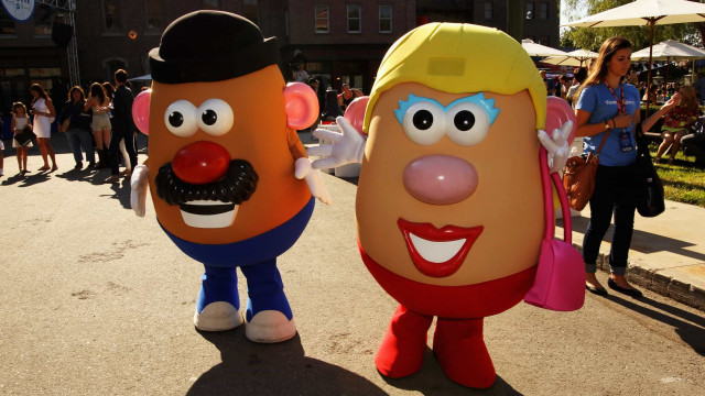 Adeus Sr. e Sra Cabeça de Batata. Boneco passa a não ter gênero