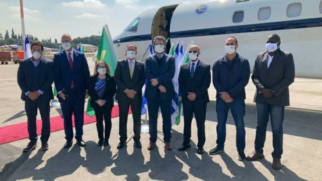 Comitiva brasileira é obrigada a usar máscara e seguir medidas contra a Covid em Israel