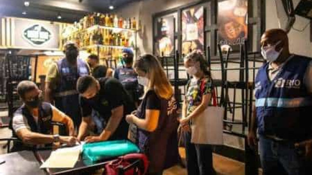 Prefeitura do RJ multa bares e restaurantes por ultrapassarem horário na pandemia