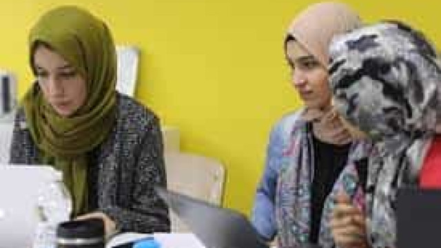 Feministas apostam no empreendedorismo para incentivar mulheres na Palestina e na Líbia