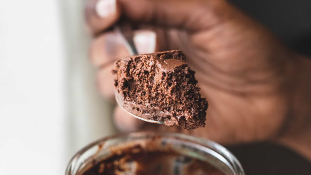 Mousse de chocolate com apenas três ingredientes, renda-se a esta delícia