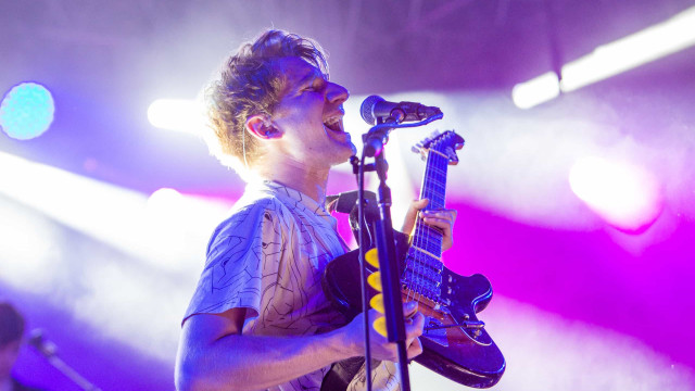 Vocalista do Glass Animals diz que remixes 'movem a música para outro nível'
